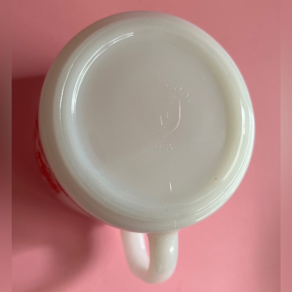 Vintage fireking milk glass mug with red flower design - Picture 3 of 5